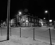 857555 Gezicht op de kruising van de Prins Hendriklaan (links) en de Jan van Scorelstraat (rechts) te Utrecht, bij avond.